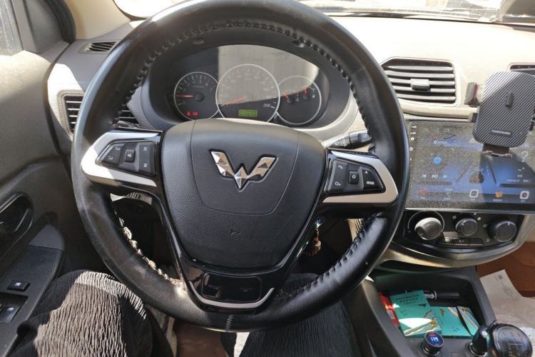 Used Wuling Hongguang 2015 1.5L S Basic Version China V Standard Steering Wheel
