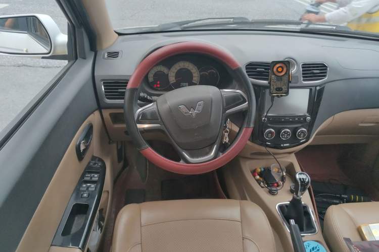 Used Wuling Hongguang 2015 1.5L S Base Model China IV Steering Wheel