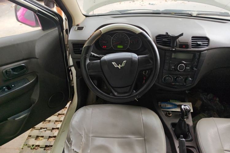 Used Wuling Hongguang 2015 1.5L S Basic Version China V Standard Steering Wheel