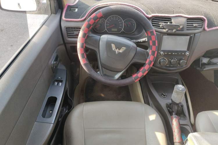 Used Wuling Hongguang 2015 1.5L S Base Model China IV Steering Wheel