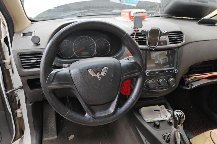 Used Wuling Hongguang 2015 1.5L S Basic Version China V Standard Steering Wheel