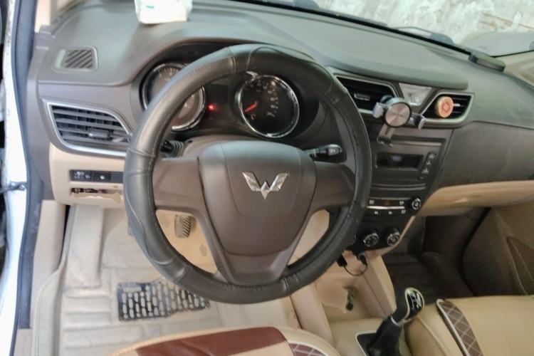 Used Wuling Hongguang 2015 1.5L S1 Standard China V-Emission Standards Steering Wheel