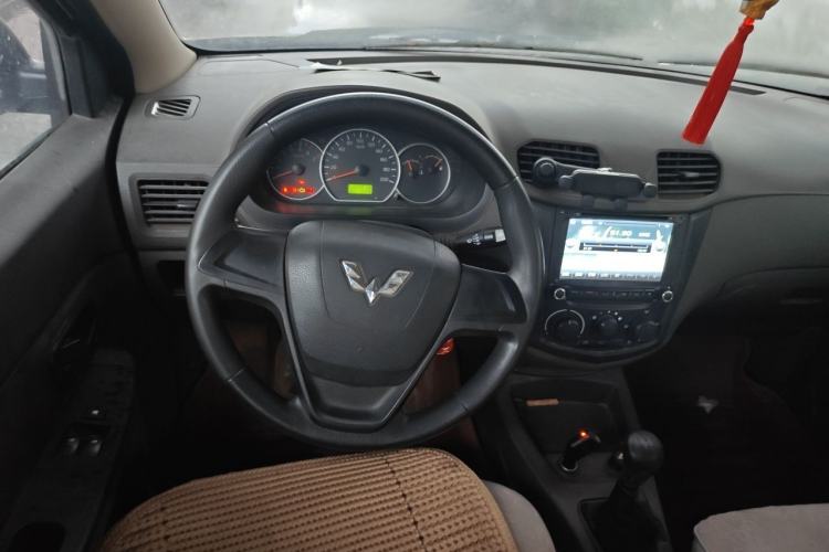 Used Wuling Hongguang 2015 1.5L S Basic Version China V Standard Steering Wheel