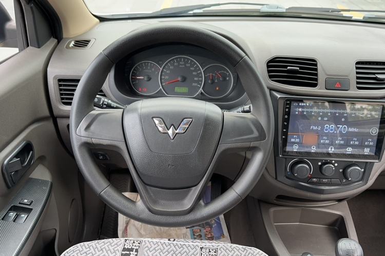 Used Wuling Hongguang 2015 1.5L S Basic Version China V Standard Steering Wheel