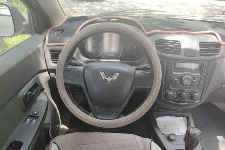 Used Wuling Hongguang 2015 1.5L S Basic Version China V Standard Steering Wheel
