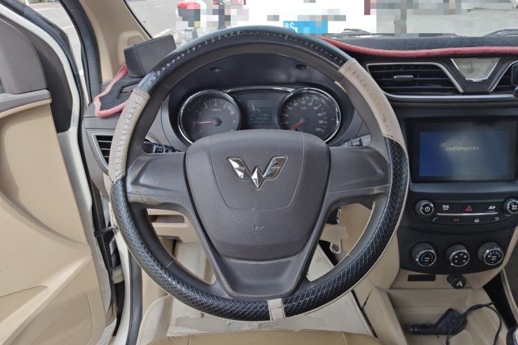 Used Wuling Hongguang 2015 1.5L S Basic Version China V Standard Steering Wheel