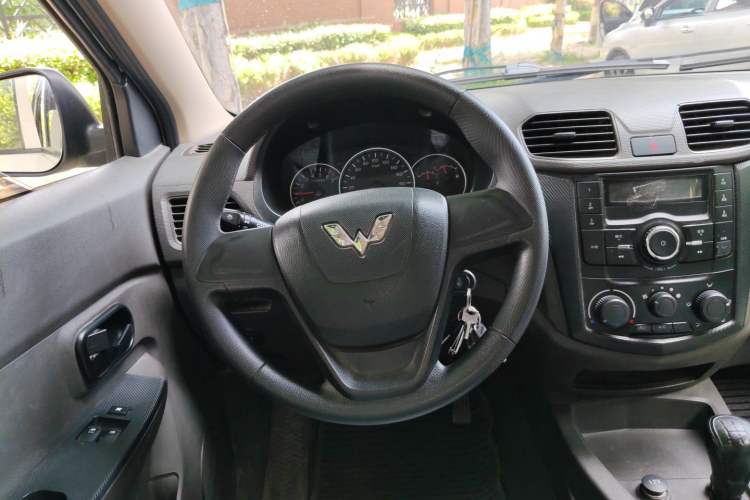 Used Wuling Hongguang 2015 1.5L S Basic Version China V Standard Steering Wheel