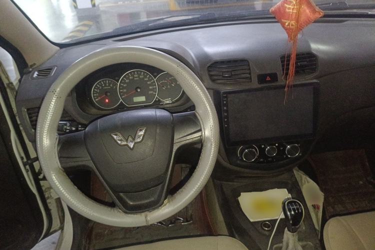 Used Wuling Hongguang 2015 1.5L S Basic Version China V Standard Steering Wheel