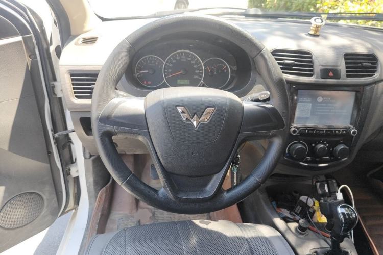 Used Wuling Hongguang 2015 1.5L S Base Model China IV Steering Wheel