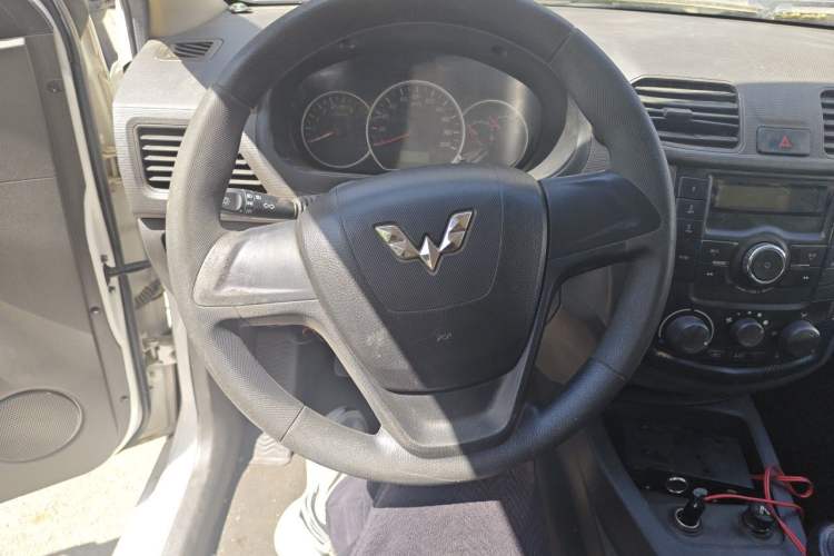 Used Wuling Hongguang 2015 1.5L S Basic Version China V Standard Steering Wheel