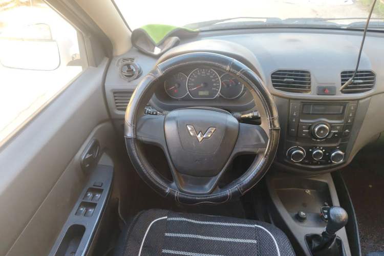 Used Wuling Hongguang 2015 1.5L S Basic Version China V Standard Steering Wheel