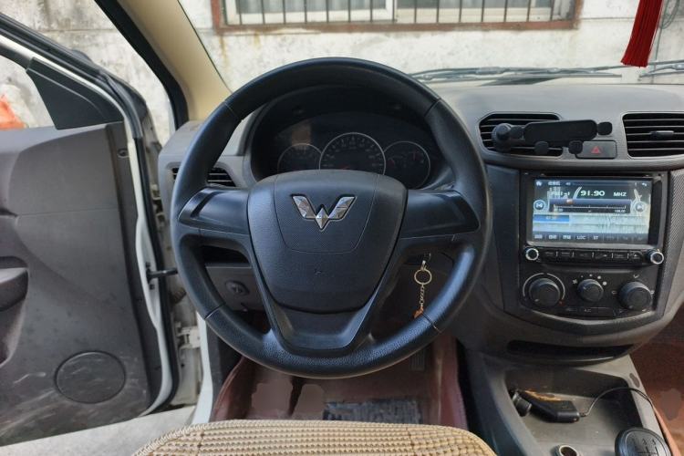 Used Wuling Hongguang 2015 1.5L S Basic Version China V Standard Steering Wheel