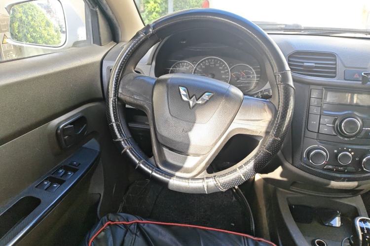 Used Wuling Hongguang 2015 1.5L S Basic Version China V Standard Steering Wheel