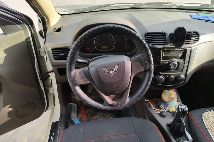 Used Wuling Hongguang 2015 1.5L S Basic Version China V Standard Steering Wheel