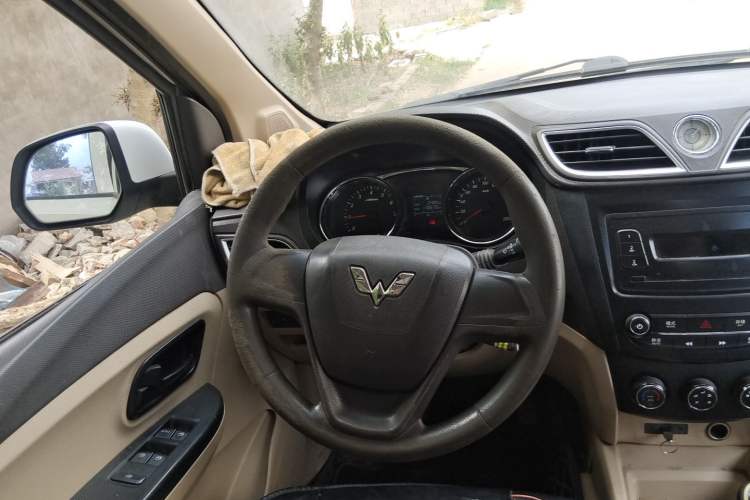 Used Wuling Hongguang 2015 1.5L S1 Standard China V-Emission Standards Steering Wheel