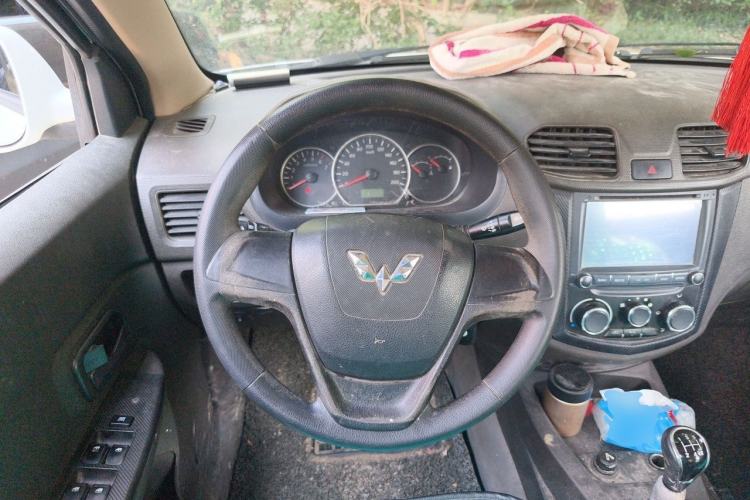 Used Wuling Hongguang 2015 1.5L S Basic Version China V Standard Steering Wheel