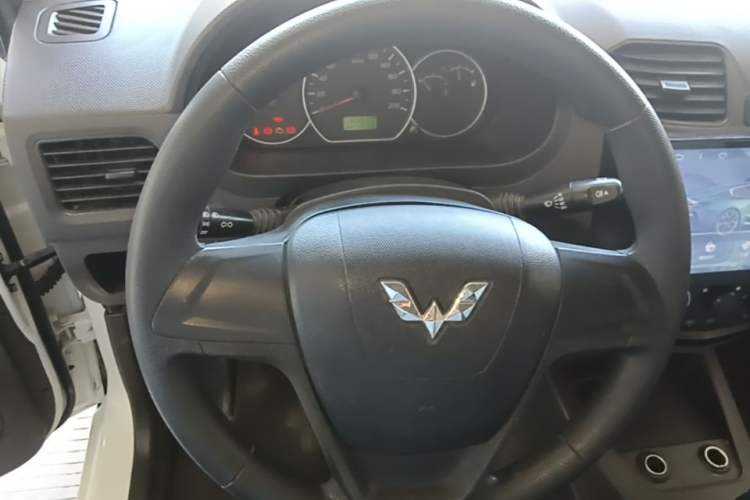 Used Wuling Hongguang 2015 1.5L S Basic Version China V Standard Steering Wheel