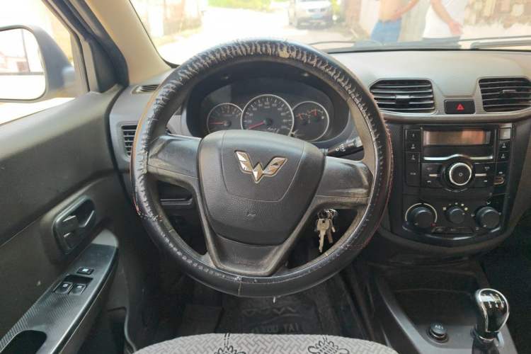 Used Wuling Hongguang 2015 1.5L S Basic Version China V Standard Steering Wheel