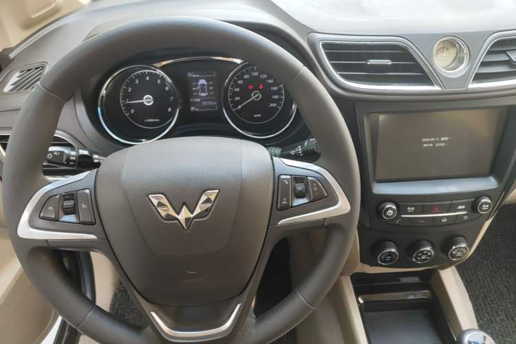 Used Wuling Hongguang 2016 1.5L S1 Deluxe Model China V-standard Center Console