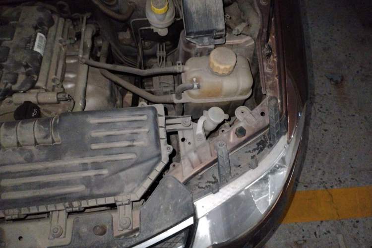 Used Wuling Hongguang 2016 1.5L S Comfort Version Engine Bay Left