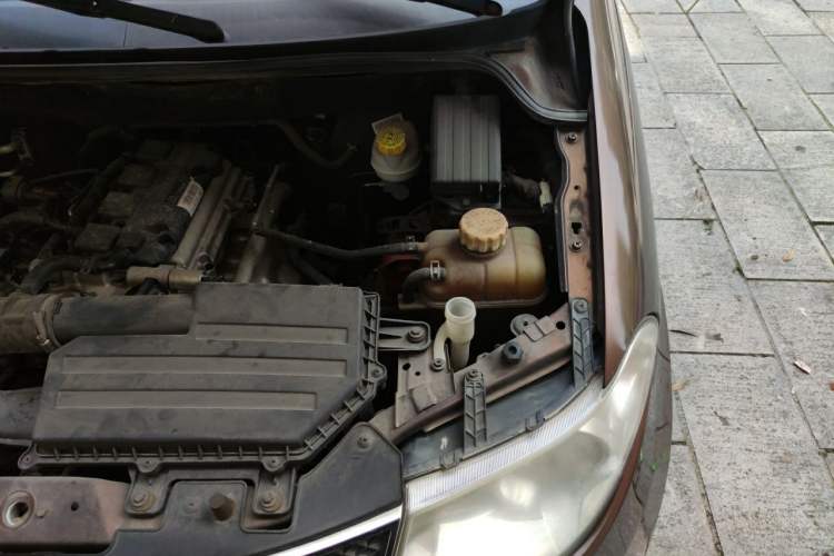 Used Wuling Hongguang 2016 1.5L S Comfort Version Engine Bay Left