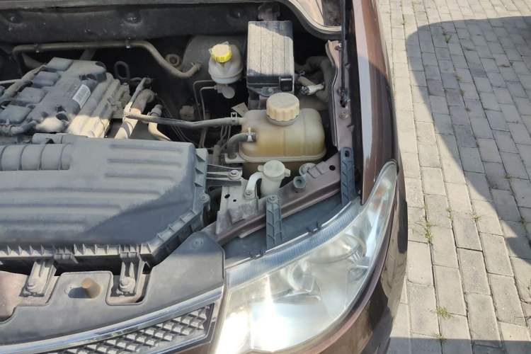 Used Wuling Hongguang 2016 1.5L S Comfort Version Engine Bay Left