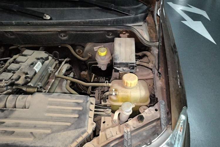 Used Wuling Hongguang 2016 1.5L S Comfort Version Engine Bay Left