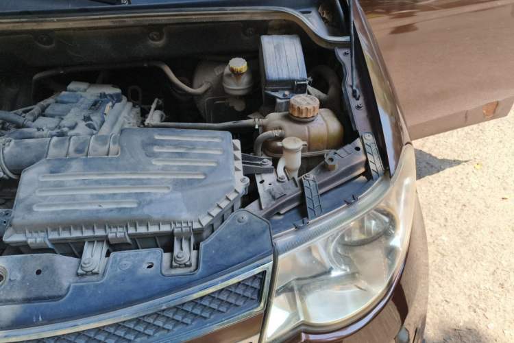 Used Wuling Hongguang 2016 1.5L S Comfort Version Engine Bay Left