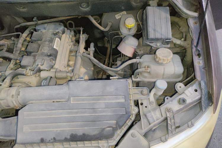 Used Wuling Hongguang 2016 1.5L S Comfort Version Engine Bay Left