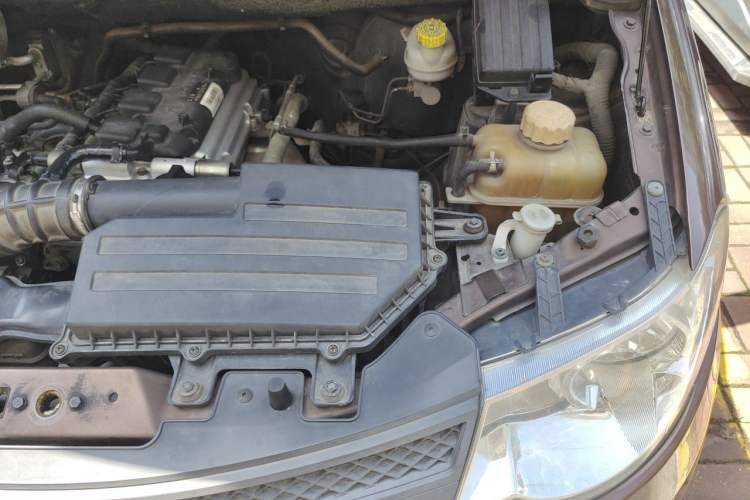 Used Wuling Hongguang 2016 1.5L S Comfort Version Engine Bay Left