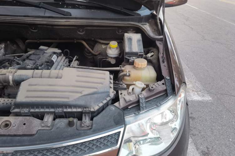 Used Wuling Hongguang 2016 1.5L S Comfort Version Engine Bay Left