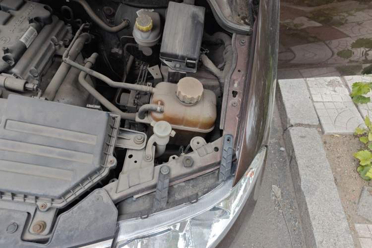 Used Wuling Hongguang 2016 1.5L S Comfort Version Engine Bay Left
