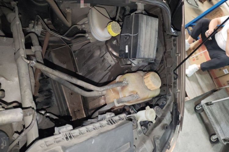 Used Wuling Hongguang 2016 1.5L S Comfort Version Engine Bay Left