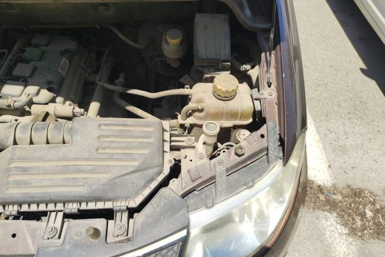 Used Wuling Hongguang 2016 1.5L S Comfort Version Engine Bay Left