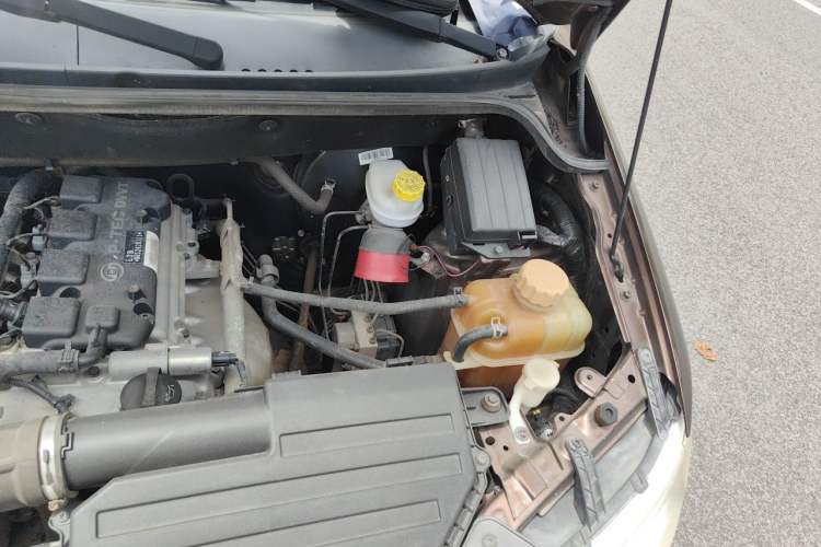 Used Wuling Hongguang 2016 1.5L S Comfort Version Engine Bay Left