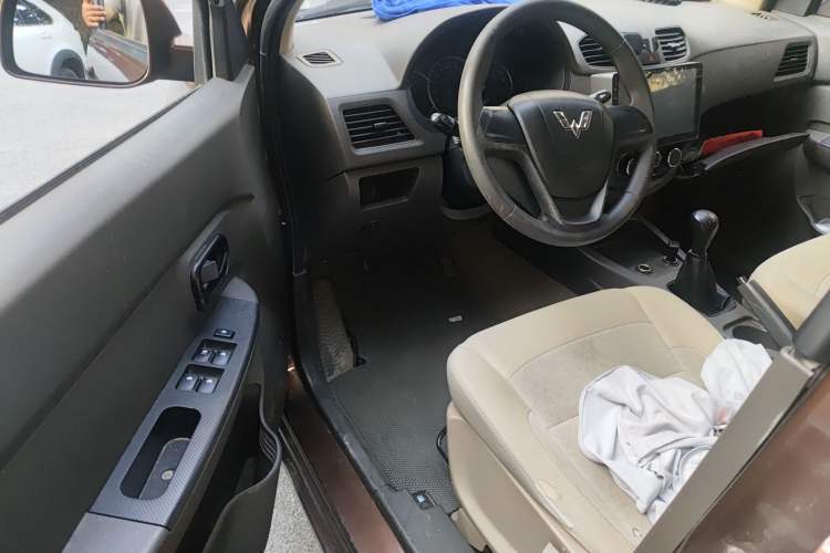 Used Wuling Hongguang 2016 1.5L Restyled S Comfort Version Interior 3