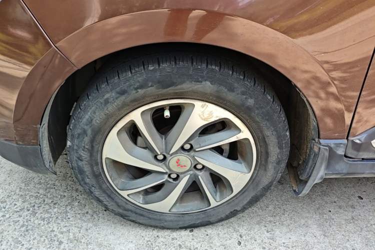 Used Wuling Hongguang 2016 1.5L S1 Deluxe Model China V-standard Left Front Wheel Hub