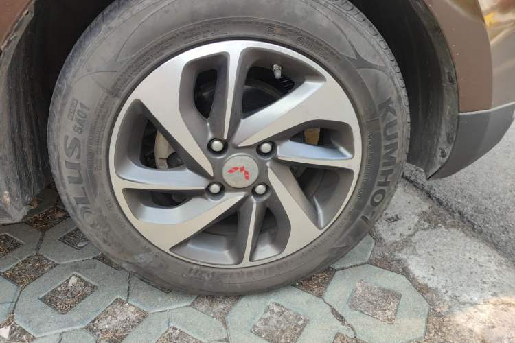 Used Wuling Hongguang 2016 1.5L S1 Deluxe Model China V-standard Right Front Wheel Hub