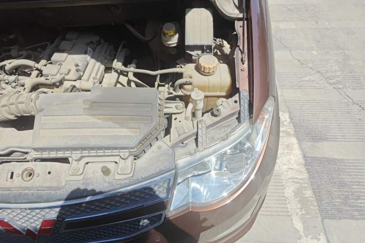 Used Wuling Hongguang 2016 1.5L S Comfort Version Engine Bay Left