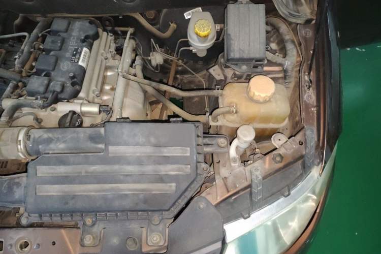 Used Wuling Hongguang 2016 1.5L S Comfort Version Engine Bay Left