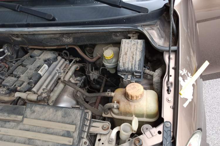 Used Wuling Hongguang 2016 1.5L S Comfort Version Engine Bay Left