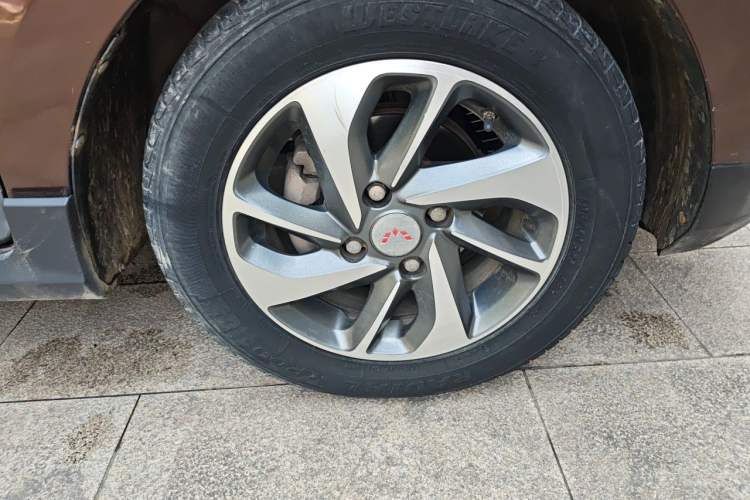 Used Wuling Hongguang 2016 1.5L S1 Deluxe Model China V-standard Right Front Wheel Hub