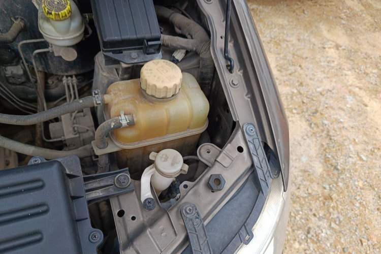 Used Wuling Hongguang 2016 1.5L S Comfort Version Engine Bay Left