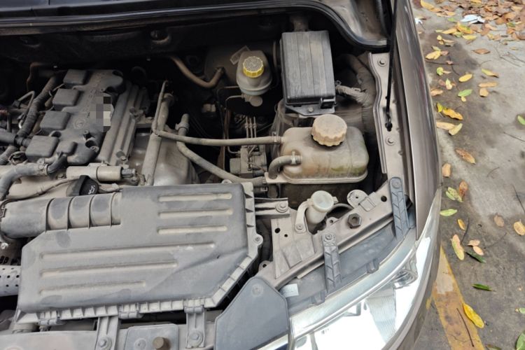 Used Wuling Hongguang 2016 1.5L S Comfort Version Engine Bay Left