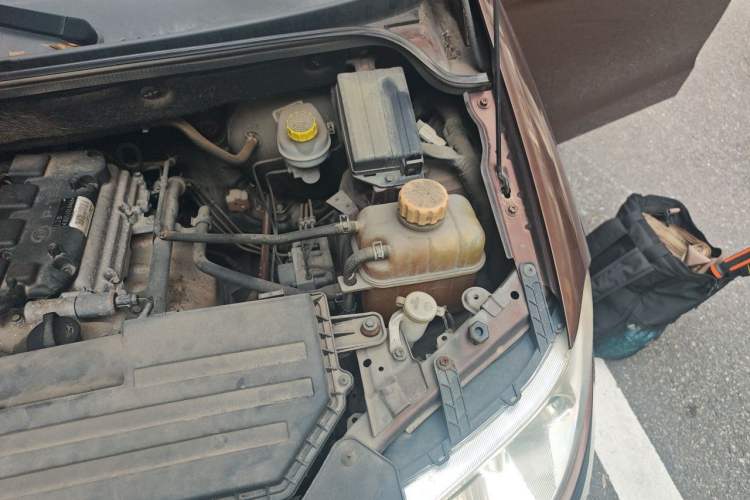 Used Wuling Hongguang 2016 1.5L S Comfort Version Engine Bay Left