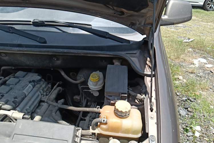 Used Wuling Hongguang 2016 1.5L Restyled S Comfort Version Engine Bay Left