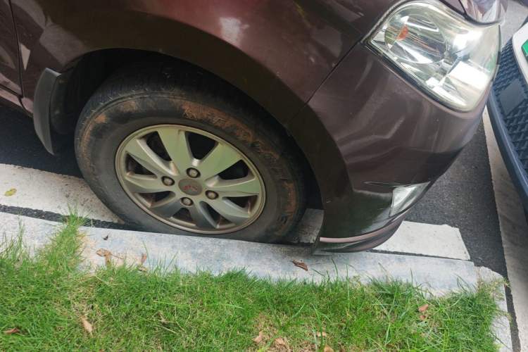 Used Wuling Hongguang 2016 1.5L S Comfort Version Right Front Wheel Hub