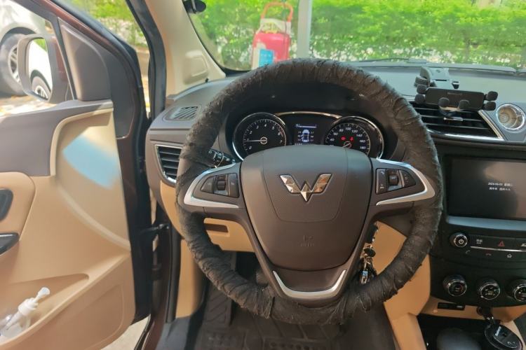 Used Wuling Hongguang 2016 1.5L S1 Deluxe Model China V-standard Steering Wheel