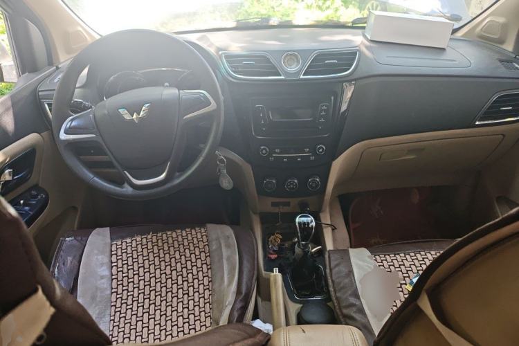 Used Wuling Hongguang 2016 1.5L S Comfort Version Center Console