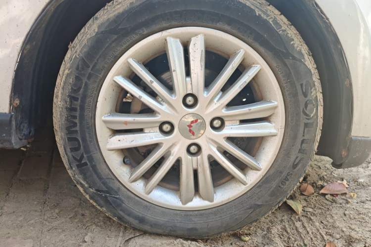 Used Wuling Hongguang 2016 1.5L S Comfort Version Right Front Wheel Hub